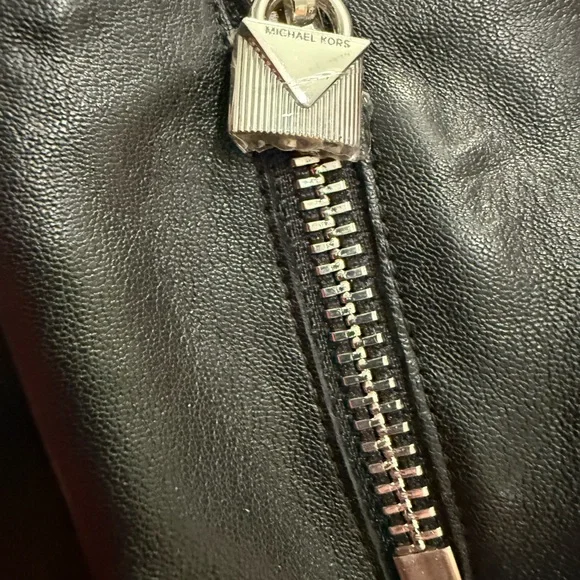 Michael Kors small Black Leather Gloves with Silver Zipper - Picture 4 of 10